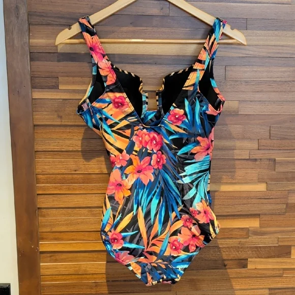 One-Piece Swimsuit in Multicolor - Picture 6 of 8